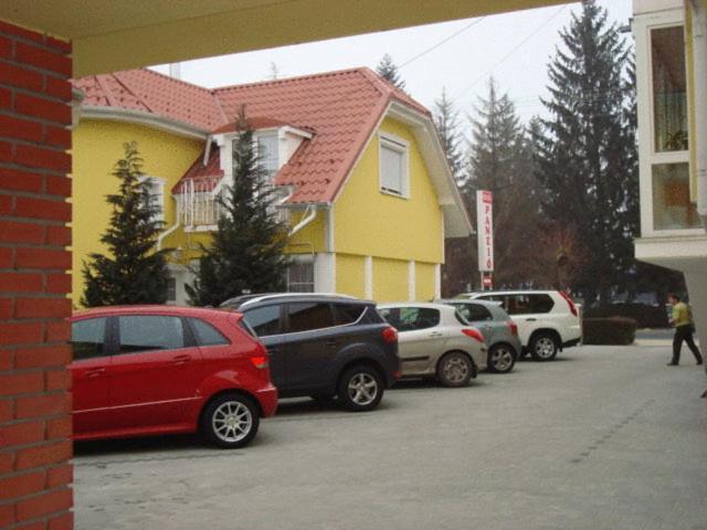 Szieszta Panzió Sarvar Exterior foto