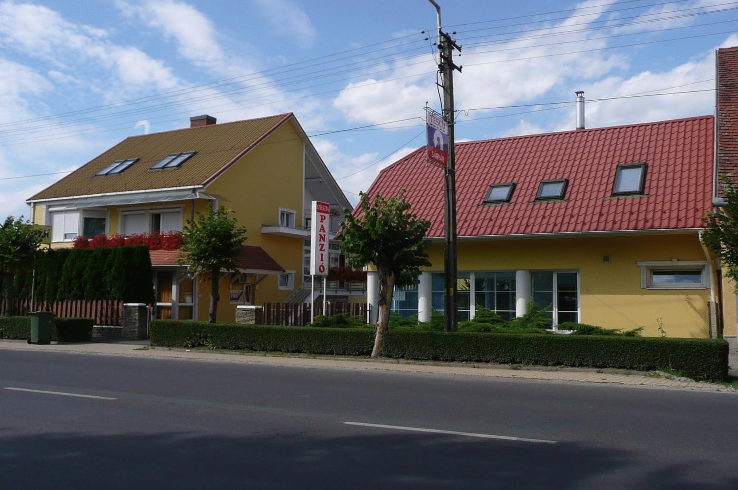 Szieszta Panzió Sarvar Exterior foto