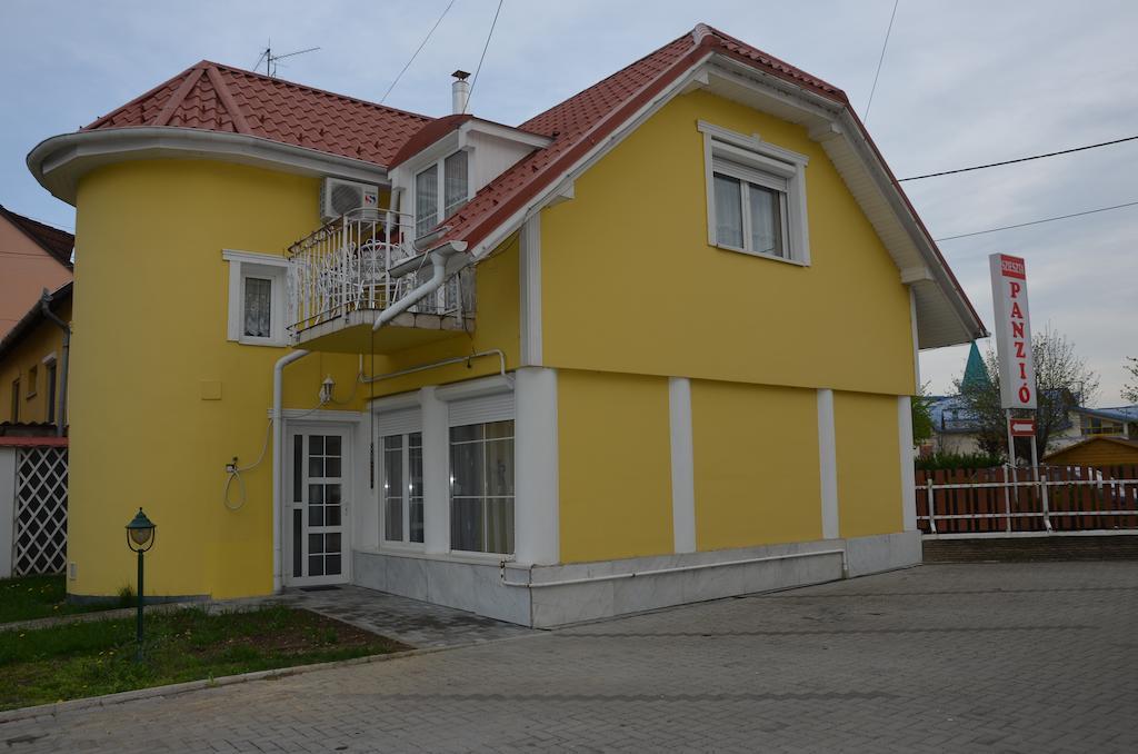Szieszta Panzió Sarvar Exterior foto